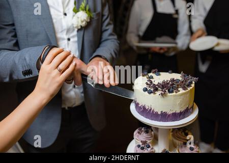 Tre-tiered torta di nozze con le fragole sul tavolo Foto Stock