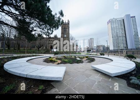 Manchester, Regno Unito, 6th gennaio 2022. Glade of Light un momorial per le vittime della bomba di Manchester del 2017 è visto dopo essere stato aperto al pubblico, Manchester, Regno Unito. Il monumento descritto come un 'alone' di marmo bianco porta i nomi di coloro che sono stati uccisi nelle atrocità del 2017. Credit: Jon Super/Alamy Live News. Foto Stock