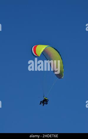 parapendio da solo in cielo blu senza nuvole, volare. immagine verticale con spazio di copia Foto Stock