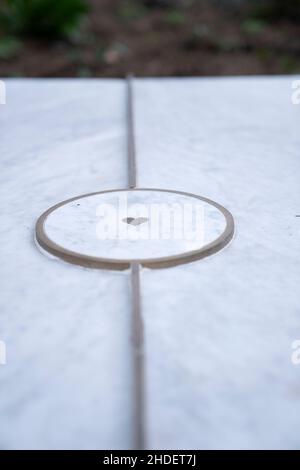 Manchester, Regno Unito, 6th gennaio 2022. Glade of Light un momorial per le vittime della bomba di Manchester del 2017 è visto dopo essere stato aperto al pubblico, Manchester, Regno Unito. Il monumento descritto come un 'alone' di marmo bianco porta i nomi di coloro che sono stati uccisi nelle atrocità del 2017. Credit: Jon Super/Alamy Live News. Foto Stock