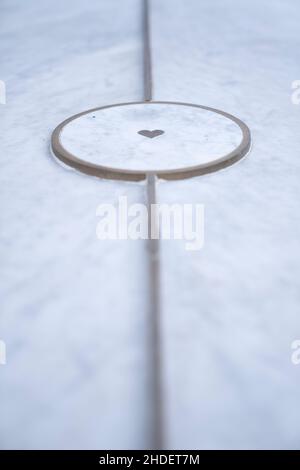 Manchester, Regno Unito, 6th gennaio 2022. Glade of Light un momorial per le vittime della bomba di Manchester del 2017 è visto dopo essere stato aperto al pubblico, Manchester, Regno Unito. Il monumento descritto come un 'alone' di marmo bianco porta i nomi di coloro che sono stati uccisi nelle atrocità del 2017. Credit: Jon Super/Alamy Live News. Foto Stock