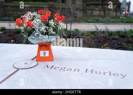 Manchester, Regno Unito, 6th gennaio 2022. Glade of Light un momorial per le vittime della bomba di Manchester del 2017 è visto dopo essere stato aperto al pubblico, Manchester, Regno Unito. Il monumento descritto come un 'alone' di marmo bianco porta i nomi di coloro che sono stati uccisi nelle atrocità del 2017. Credit: Jon Super/Alamy Live News. Foto Stock