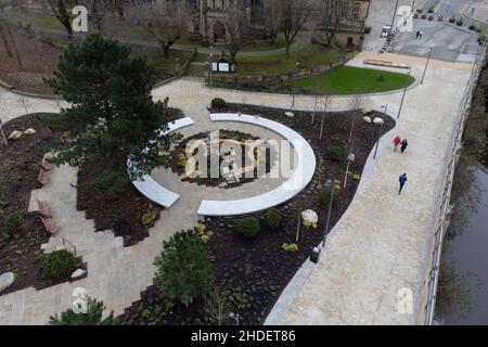 Manchester, Regno Unito, 6th gennaio 2022. Glade of Light un momorial per le vittime della bomba di Manchester del 2017 è visto dopo essere stato aperto al pubblico, Manchester, Regno Unito. Il monumento descritto come un 'alone' di marmo bianco porta i nomi di coloro che sono stati uccisi nelle atrocità del 2017. Credit: Jon Super/Alamy Live News. Foto Stock