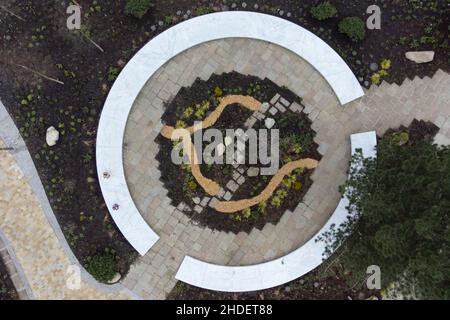 Manchester, Regno Unito, 6th gennaio 2022. Glade of Light un momorial per le vittime della bomba di Manchester del 2017 è visto dopo essere stato aperto al pubblico, Manchester, Regno Unito. Il monumento descritto come un 'alone' di marmo bianco porta i nomi di coloro che sono stati uccisi nelle atrocità del 2017. Credit: Jon Super/Alamy Live News. Foto Stock