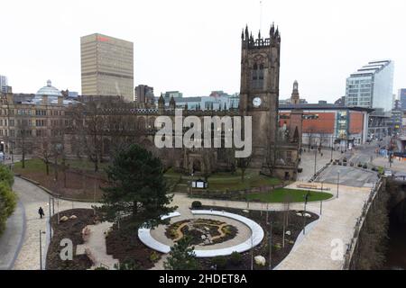 Manchester, Regno Unito, 6th gennaio 2022. Glade of Light un momorial per le vittime della bomba di Manchester del 2017 è visto dopo essere stato aperto al pubblico, Manchester, Regno Unito. Il monumento descritto come un 'alone' di marmo bianco porta i nomi di coloro che sono stati uccisi nelle atrocità del 2017. Credit: Jon Super/Alamy Live News. Foto Stock
