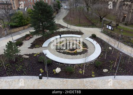 Manchester, Regno Unito, 6th gennaio 2022. Glade of Light un momorial per le vittime della bomba di Manchester del 2017 è visto dopo essere stato aperto al pubblico, Manchester, Regno Unito. Il monumento descritto come un 'alone' di marmo bianco porta i nomi di coloro che sono stati uccisi nelle atrocità del 2017. Credit: Jon Super/Alamy Live News. Foto Stock