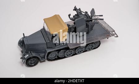 Primo piano di una semi-pista tedesca in miniatura Sdkfz 7/1 Tamiya 35050 isolato su sfondo bianco Foto Stock