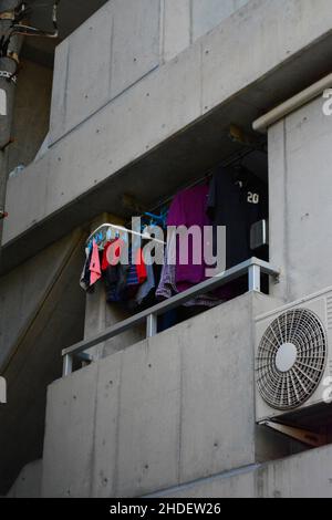 Piccolo balcone tipico di un appartamento in Giappone Foto Stock