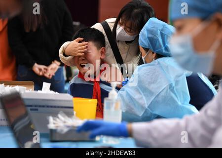 (220106) -- PECHINO, 6 gennaio 2022 (Xinhua) -- Uno studente riceve una dose di vaccino COVID-19 a Hefei, nella provincia di Anhui nella Cina orientale, 12 novembre 2021. (Xinhua/Liu Junxi) Foto Stock