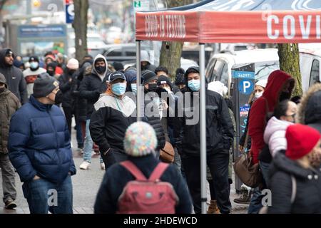 (220106) -- WASHINGTON, 6 gennaio 2022 (Xinhua) -- la gente aspetta il test COVID-19 nel distretto di Queens di New York, Stati Uniti, 29 dicembre 2021. (Xinhua/Wang Ying) Foto Stock