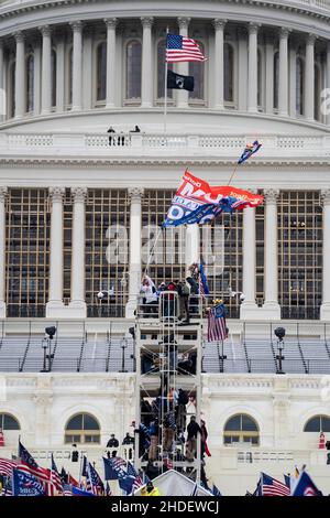 (220106) -- WASHINGTON, 6 gennaio 2022 (Xinhua) -- sostenitori di Donald Trump si riuniscono di fronte al Campidoglio degli Stati Uniti a Washington, D.C., Stati Uniti, 6 gennaio 2021. (Xinhua/Liu Jie) Foto Stock