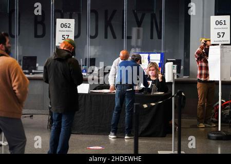 (220106) -- WASHINGTON, 6 gennaio 2022 (Xinhua) -- le persone si allineano per votare ad un seggio elettorale a New York, gli Stati Uniti, 3 novembre 2020. (Xinhua/Wang Ying) Foto Stock