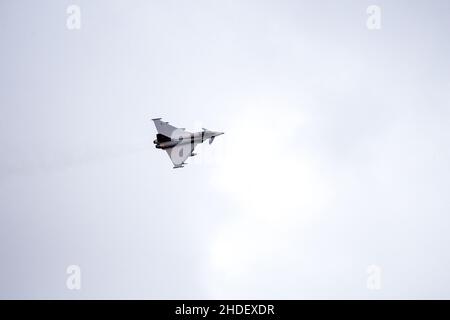 06 gennaio 2022, bassa Sassonia, Wittmund: Un aereo da caccia Luftwaffe Eurofighter Typhoon vola sulla base aerea di Wittmundhafen. A causa di una ristrutturazione completa della base aerea di Wittmund, Frisia orientale, le forze armate tedesche stanno trasferendo temporaneamente 19 Eurofighter da lì alla base Laage a sud di Rostock. Foto: Hauke-Christian Dittrich/dpa Foto Stock