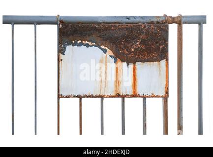 Vecchio segno arrugginito con spazio di copia su una recinzione di metallo isolato su sfondo bianco Foto Stock