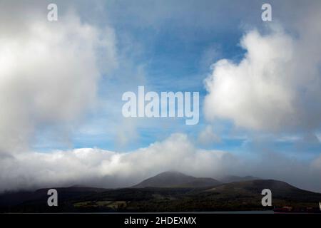 Le nuvole della tempesta che passano sopra l'isola di Arran alla baia di Brodick che copre Goat sono caduti visti dal traghetto Isole Caledoniane Arran North Ayrshire Scozia Foto Stock