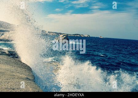 Onde che si infrangono su Rock Foto Stock