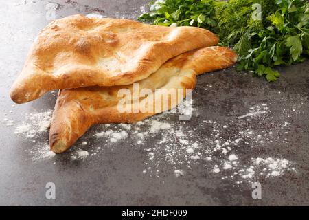 Pane tradizionale georgiano Shoti in primo piano nel tavolo. Orizzontale Foto Stock