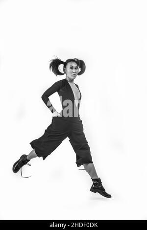 donna coreana che salta con un tights sportivo Foto Stock