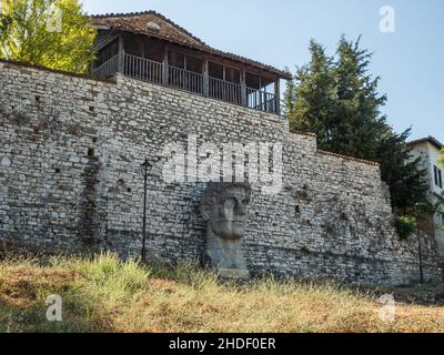 Scultura di capo di Costantino in Berat - Albania Foto Stock