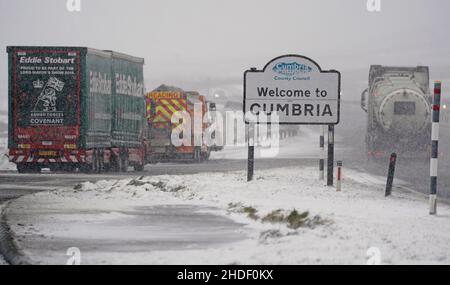 Traffico sulla A66 vicino Barnard Castle al confine tra la contea di Durham e Cumbria. Gli esperti di previsioni meteo prevedono nuove cascate di neve più tardi la mattina attraverso il nord dell'Inghilterra. Data foto: Giovedì 6 gennaio 2022. Foto Stock