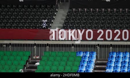 Pechino, Giappone. 31st luglio 2021. Tokyo 2020 Mascot robot Miraitowa è visto con posti a sedere vuoti intorno al Musashino Forest Sport Plaza, Tokyo ai Giochi Olimpici di Tokyo, Giappone, 31 luglio 2021. Credit: CaO CAN/Xinhua/Alamy Live News Foto Stock