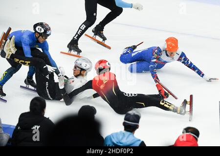 Pechino, Cina. 23rd Ott 2021. Gli atleti si scontrano tra loro durante la finale maschile del 1500m alla Coppa del mondo ISU Short Track 2021/2022 a Pechino, capitale della Cina, 23 ottobre 2021. Credit: JU Huanzong/Xinhua/Alamy Live News Foto Stock