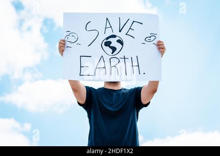 uomo con un segno che dice salvare il pianeta terra Foto Stock