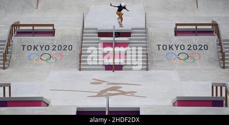 (220106) -- PECHINO, 6 gennaio 2022 (Xinhua) -- Rayssa Leal del Brasile compete durante la finale femminile di skateboard ai Giochi Olimpici di Tokyo 2020 a Tokyo, Giappone, 26 luglio 2021. (Xinhua/li GA) Foto Stock