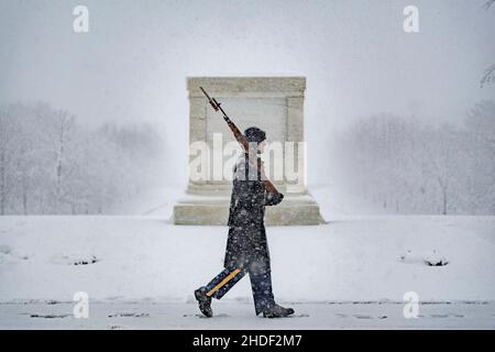 Arlington, Vereinigte Staaten. 03rd Jan 2022. Una guardia della tomba del 3D US Infantry Regiment (la vecchia Guardia) cammina il tappeto durante una tempesta di neve alla Tomba del Milite Ignoto al Cimitero Nazionale di Arlington, Arlington, Virginia, 3 gennaio 2022. Credito obbligatorio: Elizabeth Fraser/US Army via CNP/dpa/Alamy Live News Foto Stock