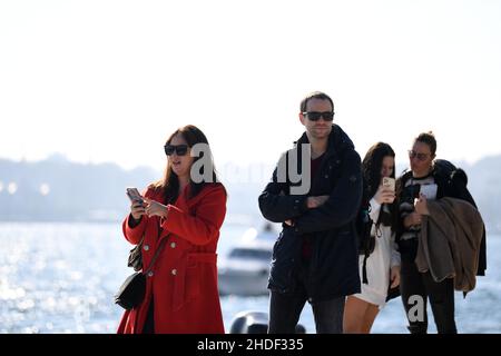 (220106) -- ISTANBUL, 6 gennaio 2022 (Xinhua) -- la gente cammina lungo la riva dello stretto del Bosforo a Istanbul, Turchia, 5 gennaio 2022. (Xinhua/Shadati) Foto Stock