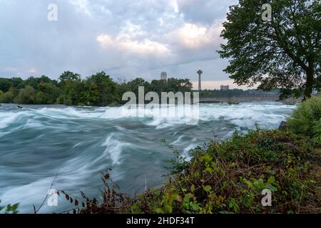 Alcune grandi rapide sul fiume Niagara sopra le Cascate del Niagara. Foto Stock