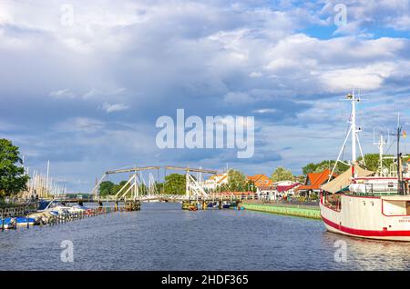 Vista pittoresca del vecchio ponte di legno di Wieck sul fiume Ryck, il porto della città di Greifswald-Wieck, la città anseatica di Greifswald, Germania. Foto Stock