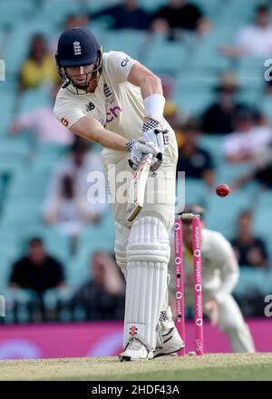 Sydney, Australia. 06 gennaio 2022, Zak Crawley d'Inghilterra si schiaccia durante il secondo giorno del quarto incontro di prova nella serie delle ceneri tra l'Australia e l'Inghilterra al Sydney Cricket Ground il 06 gennaio 2022 a Sydney, Australia. (Solo per uso editoriale) Foto Stock