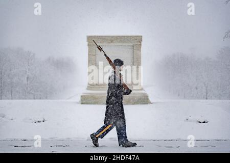 Una guardia della tomba del 3D US Infantry Regiment (la vecchia Guardia) cammina il tappeto durante una tempesta di neve alla Tomba del Milite Ignoto al Cimitero Nazionale di Arlington, Arlington, Virginia, 3 gennaio 2022. Foto di Elizabeth Fraser/US Army via CNP/ABACAPRESS.COM Foto Stock