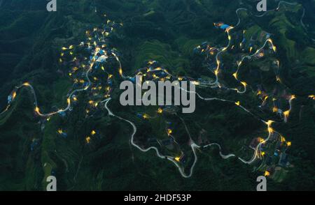 Pechino, Cina. 25th ago 2021. Foto aerea scattata il 25 agosto 2021 mostra la vista notturna del villaggio di Dangjiu nella contea autonoma di Rongshui Miao, nella regione autonoma di Guangxi Zhuang, nella Cina meridionale. Credit: Yuyuyuyuyuyuyuyuyuyuyuyuyuyuyuyuyuy Foto Stock