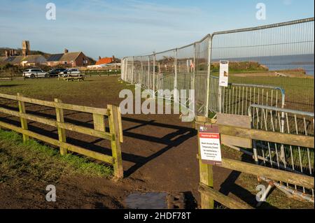 La spiaggia di Happisburgh è chiusa a causa del crollo della passerella con recinzioni in metallo sulle scogliere Foto Stock