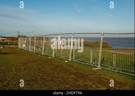 La spiaggia di Happisburgh è chiusa a causa del crollo della passerella con recinzioni in metallo sulle scogliere Foto Stock