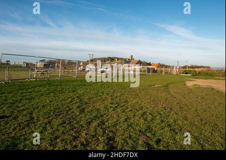 La spiaggia di Happisburgh è chiusa a causa del crollo della passerella con recinzioni in metallo sulle scogliere Foto Stock