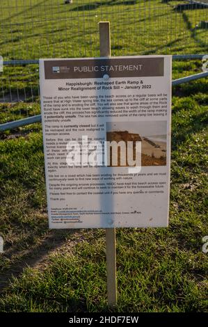 La spiaggia di Happisburgh è chiusa a causa del crollo della passerella con recinzioni in metallo sulle scogliere Foto Stock