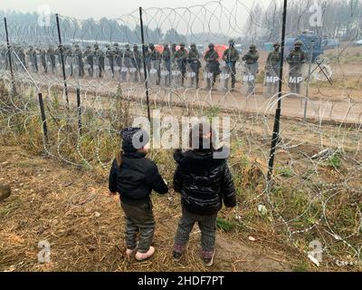 Pechino, Cina. 14th Nov 2021. I bambini sono visti in un campo profughi vicino al confine bielorusso-polacco in Bielorussia, 14 novembre 2021. Credit: Henadz Zhinkov/Xinhua/Alamy Live News Foto Stock