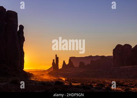 Formazione di rocce Totem Pole all'alba nel Monument Valley Navajo Tribal Park, Utah Foto Stock