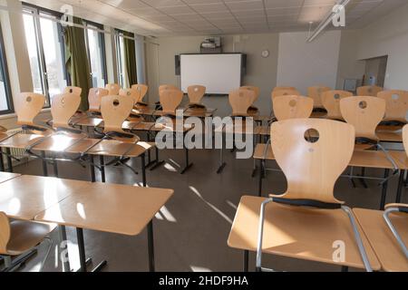 Bielefeld, Germania. 06th Jan 2022. Le sedie sono tirate in una classe dalla Max Planck High School. Le attività scolastiche si trovano ad affrontare sfide importanti durante la crisi di Corona. Devono essere gestite le misure comportamentali, le misure igieniche e protettive, la ventilazione, l'uso della protezione bocca-naso e i casi di quarantena ripetuta. Credit: Friso Gentsch/dpa/Alamy Live News Foto Stock