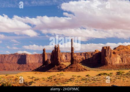 Formazione di rocce Totem Pole nel Monument Valley Navajo Tribal Park, Utah Foto Stock