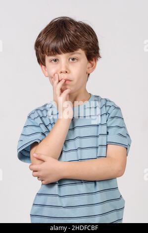 Giovane ragazzo filosofico di sei in profondo pensiero Foto Stock