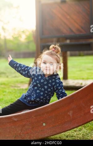 ragazza, scivolo, parco giochi, ragazze, scivoli, parchi giochi Foto Stock