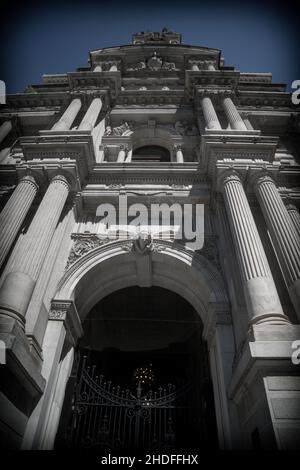 Foto verticale in scala di grigi della Basilica della Cattedrale dei Santi Pietro e Paolo a Filadelfia, USA Foto Stock