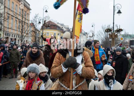 Varsavia, Varsavia, Polonia. 6th Jan 2022. Un uomo vestito con abiti tradizionali porta una stella durante la celebrazione dell'Epifania il 6 gennaio 2022 a Varsavia, in Polonia. Diverse centinaia di persone si riunirono nella città vecchia per celebrare l'Epifania, nota anche come Three Kings Day in Polonia, nonostante il crescente numero di infezioni di Sars-CoV2 (Coronavirus). (Credit Image: © Aleksander Kalka/ZUMA Press Wire) Foto Stock