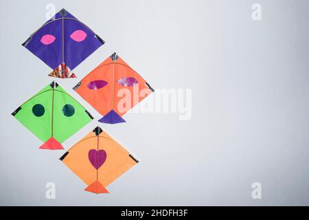 I Kites multicolore vengono visualizzati su sfondo bianco con spazio vuoto per scrivere desideri e testo. Felice sankranti saluti immagini Foto Stock