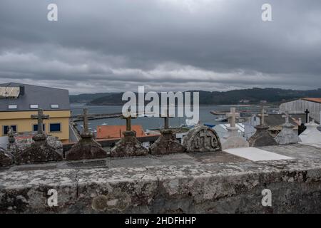 Bella vista di statue a croce sulla costa di Costa da morte in Galizia, comune di Muxica Foto Stock