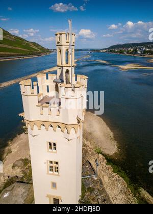 Torre del mouse di Bingen nel Reno, nel sito del Patrimonio Mondiale dell'Umanita' dell'alta Valle del Reno Medio, con la citta' di Bingen sullo sfondo, Renania-Palatinato Foto Stock